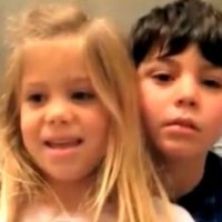 Mensen en kinderen die puppies voor kerstmis krijgen