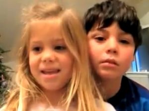 Mensen en kinderen die puppies voor kerstmis krijgen